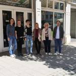 6 Personen ( v.l. Nicole Bergmann, Oliver Ephrosi Menchau, Anna Geißler, Sara Delinger-Parcetic, Dr. Angela Anding, Lokas Dorn) stehen vor einem Laden mit der Aufschrift "ProbierLaden - Digital gemeinsam. Probieren. Erleben. Verstehen." 