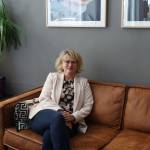 Frau sitzt auf Sofa im ProbierLaden.