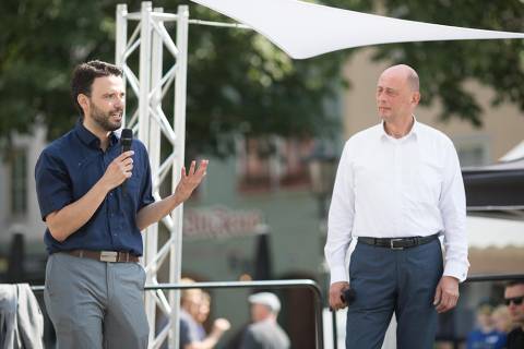 Minister Wolfgang Tiefensee (rechts) und Dezernent für Finanzen, Sicherheit, Bürgerservice und Digitalisierung Benjamin Koppe eröffnen auf der Bühne das Smart City Fest