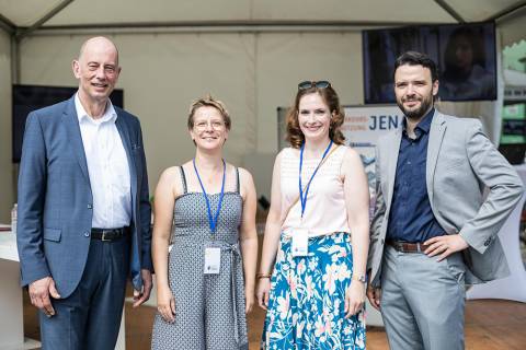 Gruppenbild von links: Minister Wolfgang Tiefensee, CDO Manuela Meyer, 5G Gesamtprjektleiterin Dorothea Prell und Digitalisierungsdezernent Benjamin Koppe