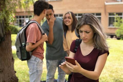 Mädchen erfährt Cybermobbing.