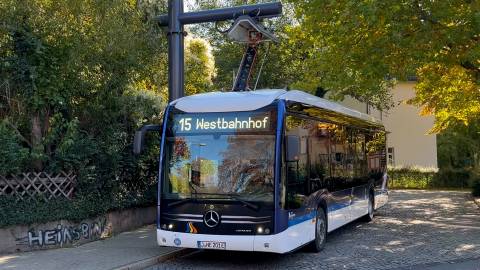 Ein Mann und eine Frau sind im Gespräch über das aktuelle 5G-Projekt in Jena. Rechts im Bild sind verschiedene Hebel und Schalter zu sehen.