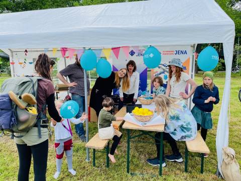 Stand des Smart City Projektes, welcher von Kindern und Erwachsenen besucht ist, bei der Veranstaltung "Dein Tag im Paradies"