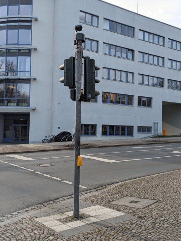 Ampel am Verkehrsknoten Felsenkeller mit aufgesetzter TraffiCam zur Detektion von potentiell gefährdetem Radverkehr.