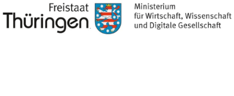 Links ein Schriftzug: "Freistaat Thüringen", in der Mitte das Wappen des Freistaats Thüringen (ein auf- recht stehender, achtfach rot-silbern gestreifter, goldgekrönter und goldbewehrter Löwe auf blauem Grund, umgeben von acht silbernen Sternen), Rechts daneben ein Schriftzug: "Ministerium für Wirtschaft, Wissenschaft und Digitale Verwaltung".