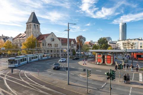 Zu sehen ist der Jenaer Busbahnhof mit der Kreuzung und den Fußgängerampeln.