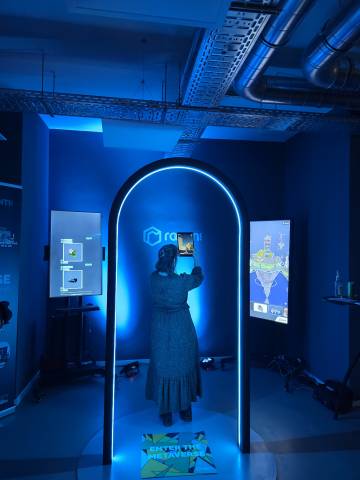 Frau steht im Showroom des JEDI.
