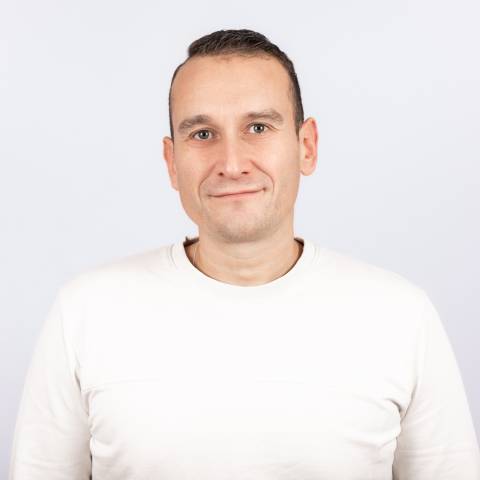 Sebastian Pietsch schaut in die Kamera.