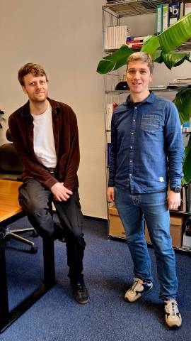 Christoph Voigt rechts und Felix Blumenstein lächeln in die Kamera.