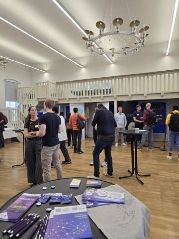 Teilnehmende des Data Science Day Jena im Gespräch.