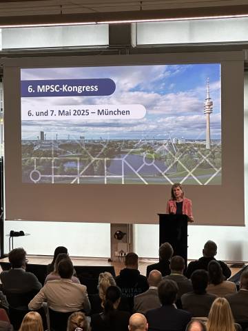Renate Mitterhuber steht am Rednerpult.