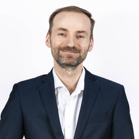 Dr. Björn Walther lächelt in die Kamera.