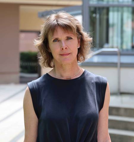 Heike Stötzner schaut in die Kamera.