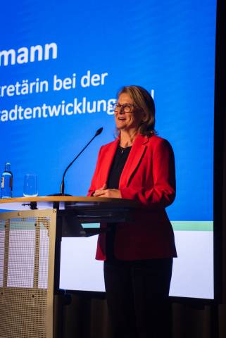 Sabine Poschmann, Parlamentarische Staatssekretärin bei der Bundesministerin für Wohnen, Stadtentwicklung und Bauwesen, steht am Rednerpult