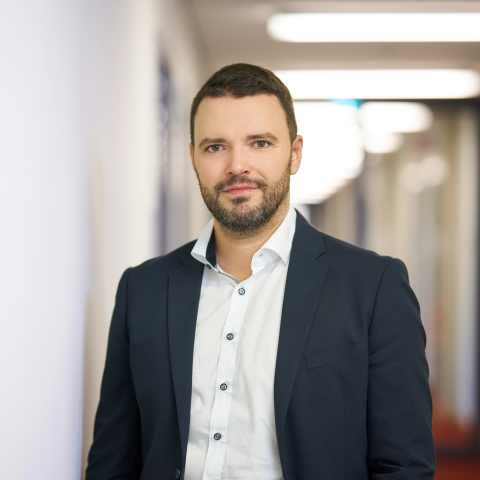 Bürgermeister Benjamin Koppe lacht in die Kamera.