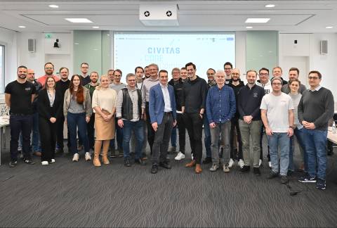 Menschengruppe schaut in die Kamera.