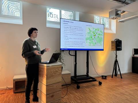 Teilprojektleiterin Olivia Busch hält einen Vortrag.