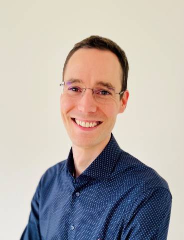 Daniel Rodenburger lächelt in die Kamera.