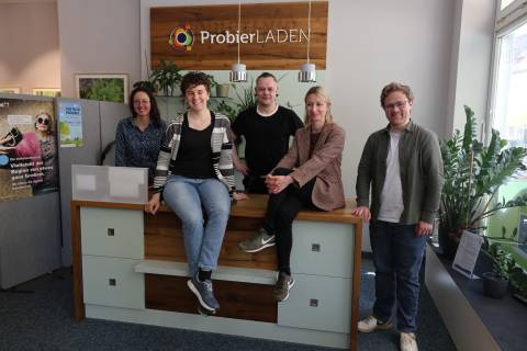 Mehrere Personen sind im ProbierLaden