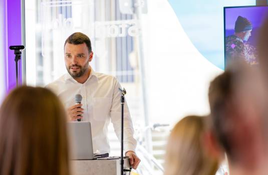 Benjamin Koppe, Dezernent für Digitalisierung der Stadt Jena, spricht beim Smart City Forum vor Publikum. 