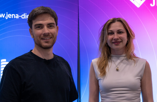 Zwei Personen schauen in die Kamera.