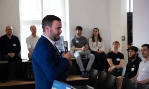 Bürgermeister Benjamin Koppe spricht vor Publikum.