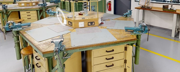 Werkbänke mit Schreibtischen und Handwerksgeräten