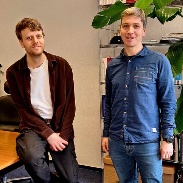 Christoph Voigt und Felix Blumenstein lächeln in die Kamera.