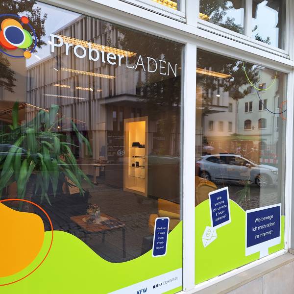 Blick von der Straße auf ein Schaufenster in den Laden.