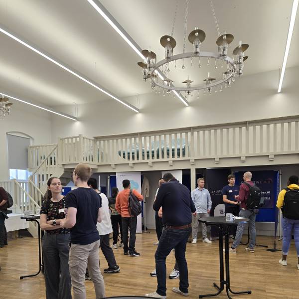 Teilnehmende des Data Science Day Jena im Gespräch.