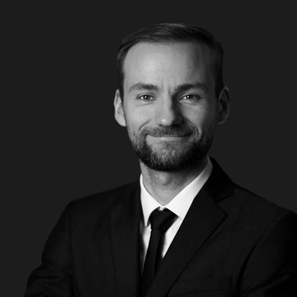 Björn Walther schaut in die Kamera.