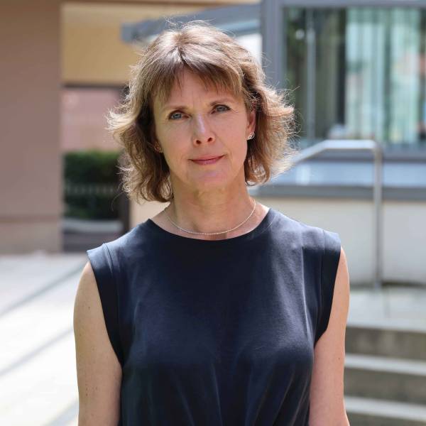 Heike Stötzner schaut in die Kamera.