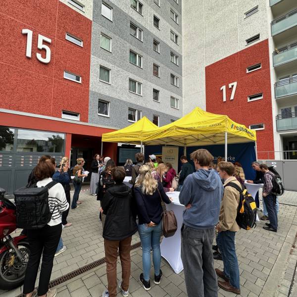 Viele Menschen stehen vor dem Eingang des Smarten Quartiers in Jena.
