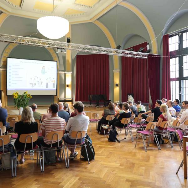 Publikum schaut zur Bühne