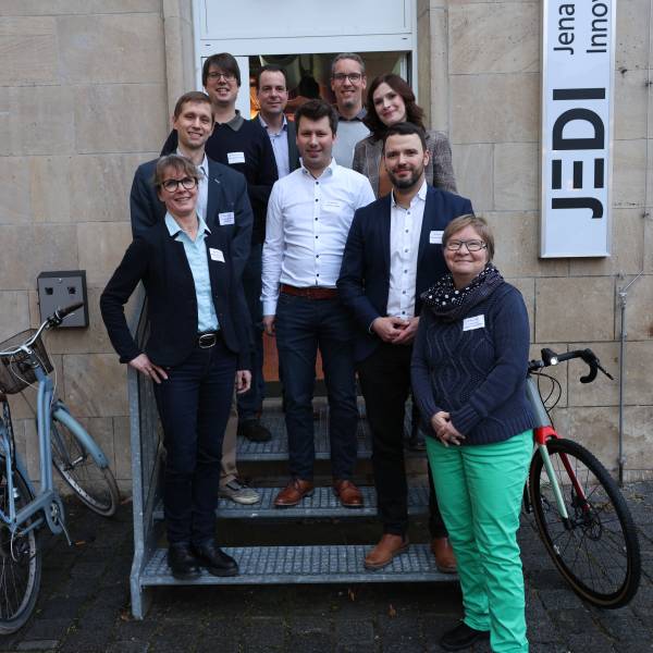 Mehrer Menschen stehen vor dem JEDI in Jena und schauen in die Kamera.