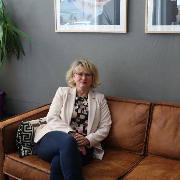 Frau sitzt auf Sofa im ProbierLaden.