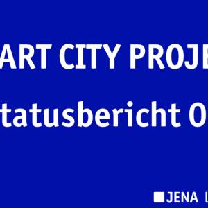 Eine Grafik mit blauem Hintergrund und in weißer Schrift "Smart City Projekt - Statusbericht 01". Unten rechts, ebenfalls in weiß, das Label der Lichtstadt Jena.