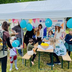 Stand des Smart City Projektes, welcher von Kindern und Erwachsenen besucht ist, bei der Veranstaltung "Dein Tag im Paradies"