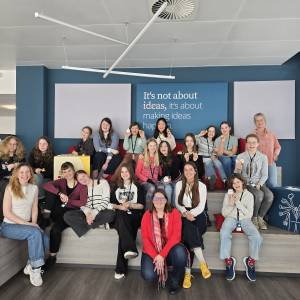 Gruppe von Mädchen und Frauen schaut in die Kamera.