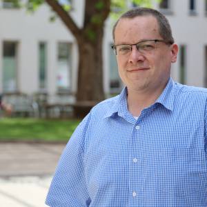 stefan schwarz schaut in die kamera