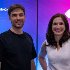 mann und frau lächeln in die kamera.