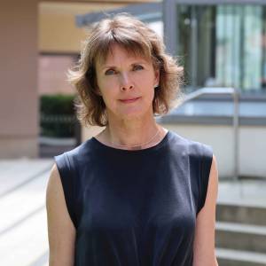 Heike Stötzner schaut in die Kamera.