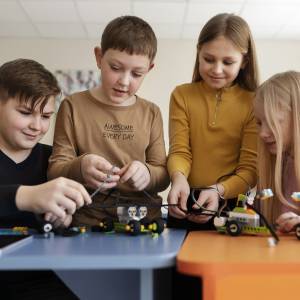 Vier Kinder bauen eine Drohne.