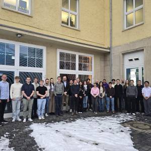 Viele Menschen schauen in die Kamera.