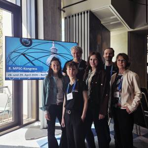 Mehrere Menschen schauen freundlich in die Kamera-