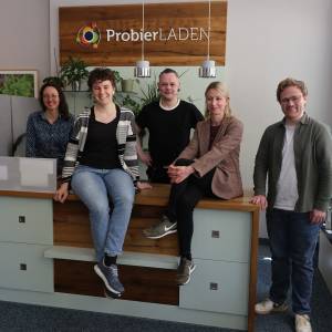 Mehrere Personen sind im ProbierLaden