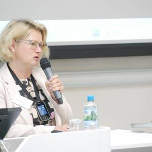 Frau spricht in ein Mikrofon.